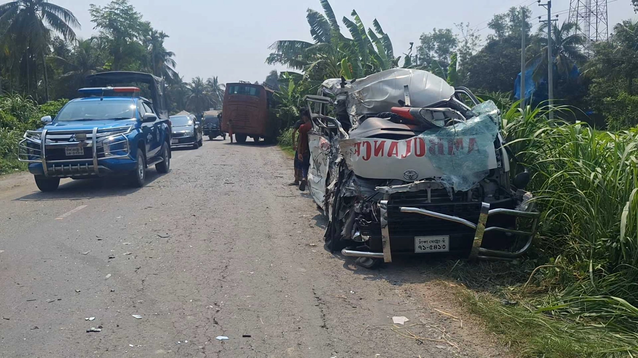 স্বামীর মরদেহ নিয়ে ফেরার পথে সড়ক দুর্ঘটনা, নিহত স্ত্রী ও অ্যাম্বুলেন্স চালক