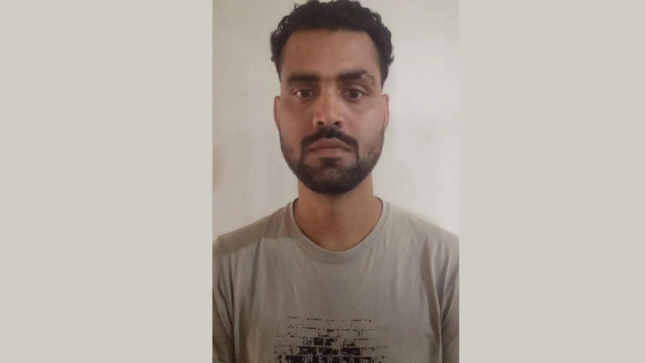 যশোরে বোমা হামলার মামলায় জড়িত থাকার অভিযোগে যুবলীগ কর্মী মেহেদী হাসান আটক। ছবি: গ্রামের কাগজ