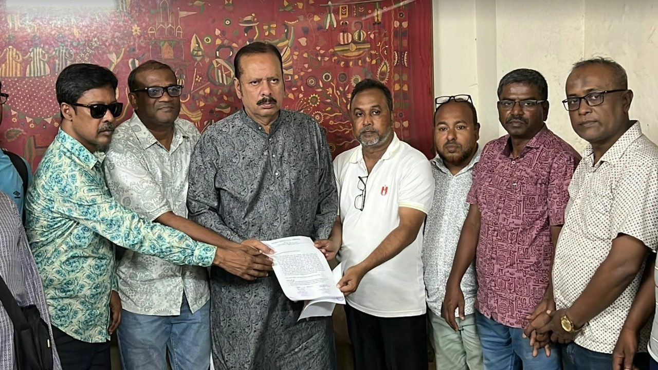 প্রেসক্লাব যশোরের সভাপতি জাহিদ হাসান টুকুনের কাছে একটি স্মারকলিপি প্রদান। ছবি: গ্রামের কাগজ
