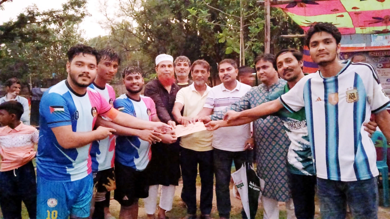 আরাফাত রহমান কোকো স্মৃতি ফুটবল টুর্নামেন্টের ফাইনাল খেলা অনুষ্ঠিত