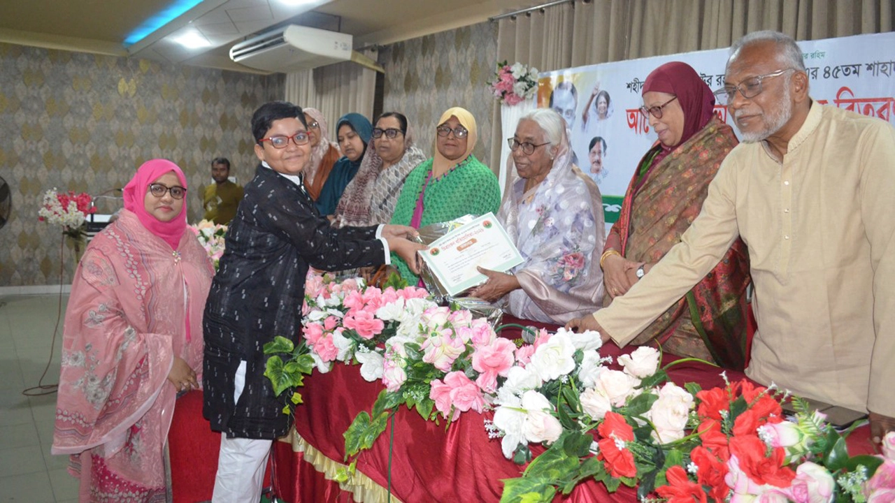 শনিবার জিয়াউর রহমানের ৪৫তম শাহাদাৎ বার্ষিকীতে যশোর জেলা মহিলা দলের উদ্যোগে শিশুদের চিত্রাঙ্কন প্রতিযোগিতা ও পুরস্কার বিতরণে অধ্যাপক নার্গিস বেগম বিজয়ীদের মাঝে পুরস্কার বিতরণ করেন। ছবি: গ্রামের কাগজ