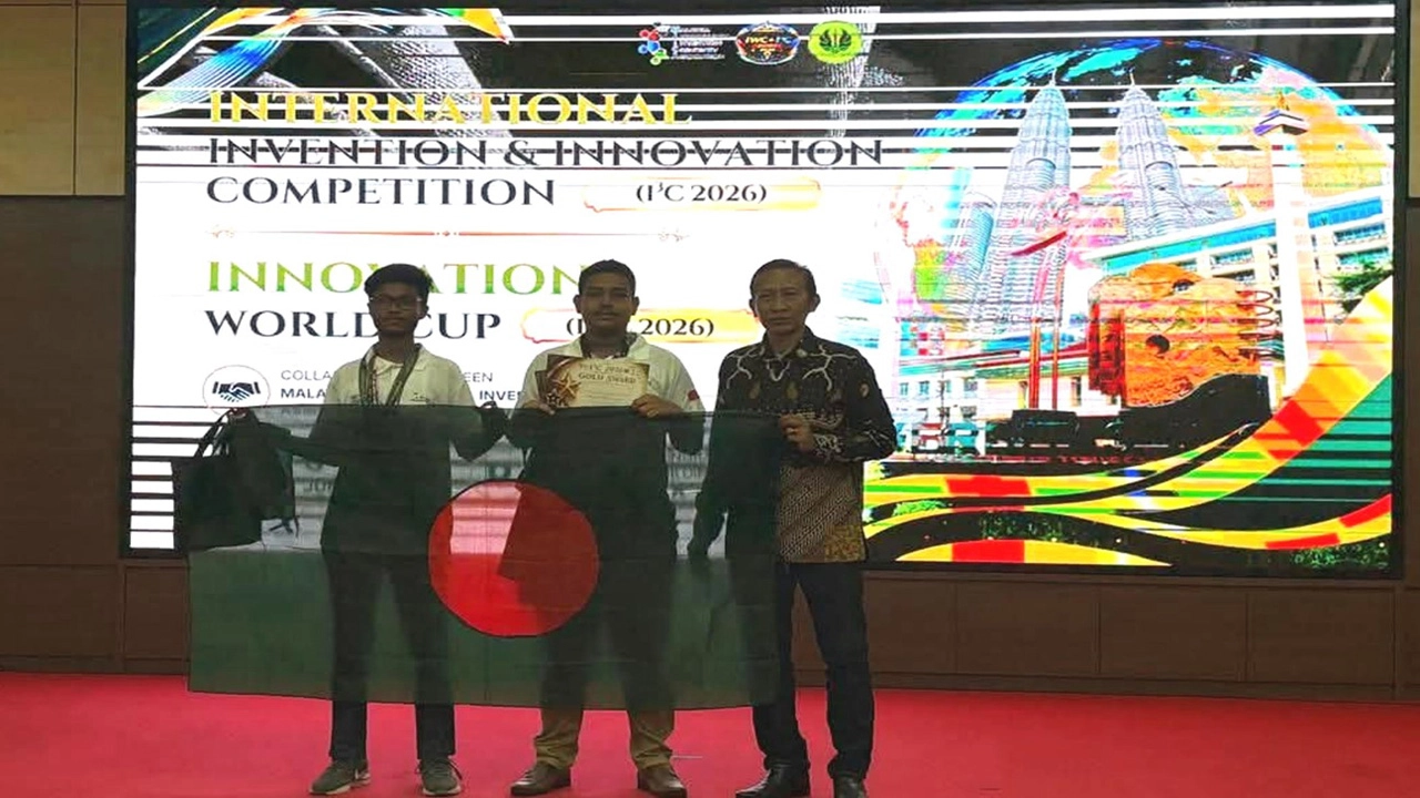 যশোর জিলা স্কুলের 'ফিউচার সায়েন্টিস্ট' দল ইন্দোনেশিয়ায় অনুষ্ঠিত দুটি আন্তর্জাতিক প্রতিযোগিতায় গোল্ড মেডেল অর্জন করেছে। ছবি: গ্রামের কাগজ