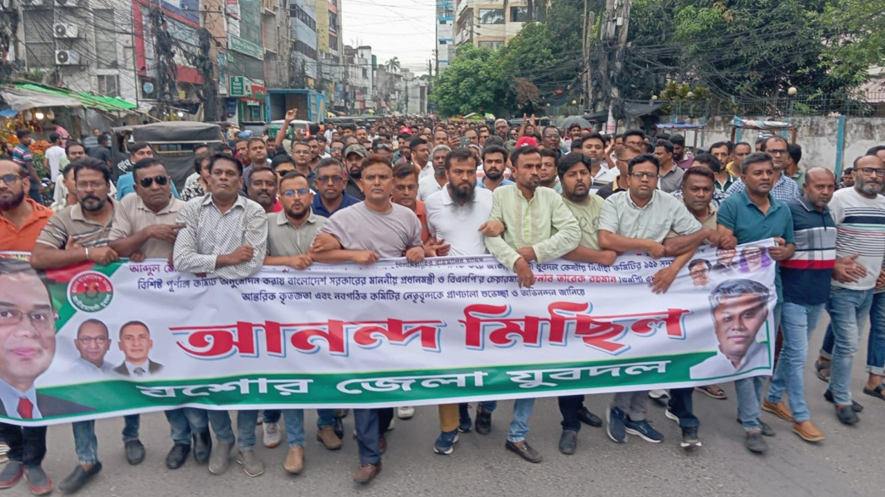 নবগঠিত কেন্দ্রীয় যুবদলকে স্বাগত জানিয়ে যশোর জেলা যুবদলের আনন্দ মিছিল। ছবি: গ্রামের কাগজ
