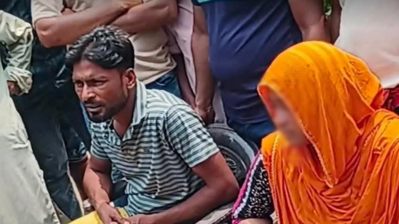 যশোরের চৌগাছা উপজেলার পাশাপোল ইউনিয়নের বাড়ীয়ালী গ্রামে এক প্রবাসীর স্ত্রীর সঙ্গে আপত্তিকর অবস্থায় স্থানীয় ইউপি সদস্য রাজু আহমেদকে আটক। ছবি: গ্রামের কাগজ