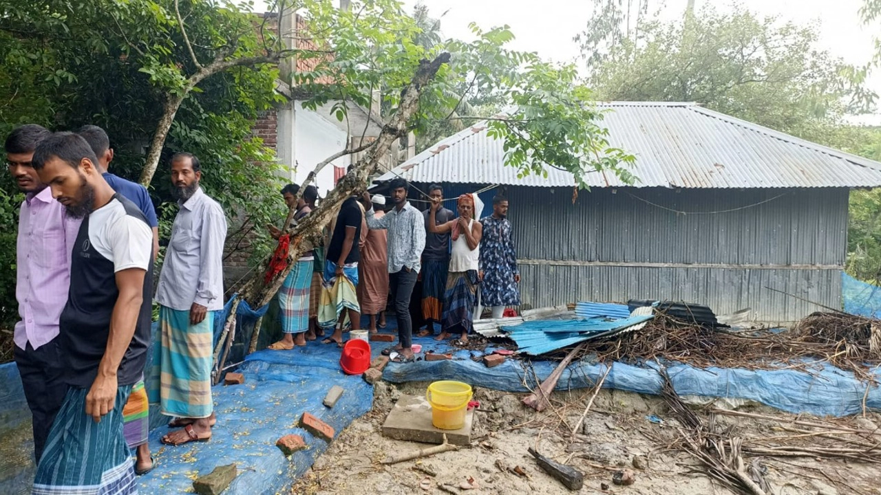 মোরেলগঞ্জে ব্যবসায়ীর বাড়িতে হামলা, ৩ জন আহত