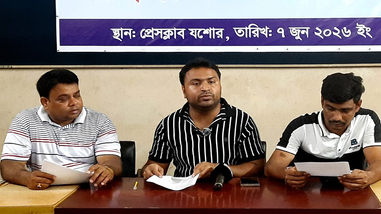 যশোরের শার্শার বেনাপোলে নিজ বাসভবনে হামলা ও গুলিবর্ষণের অভিযোগ তুলে সংবাদ সম্মেলন করেন বেনাপোলের ব্যবসায়ী সোহাগ হোসেন। ছবি: গ্রামের কাগজ