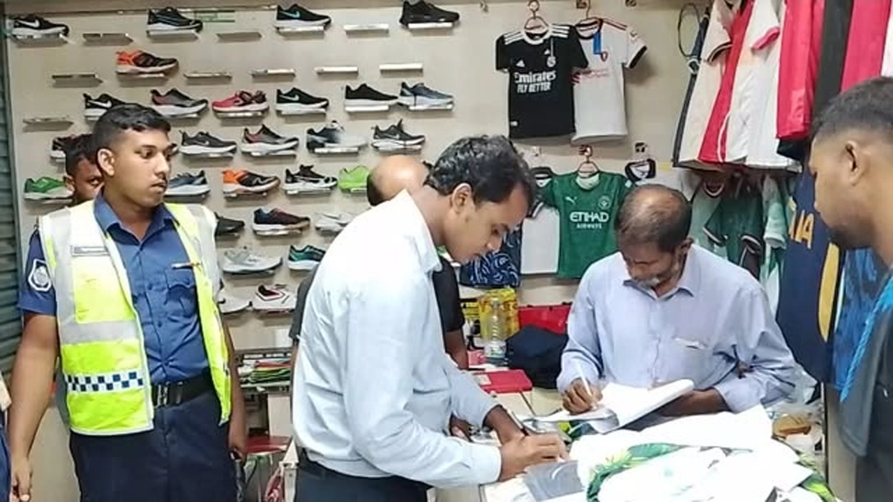 সরকারি নির্দেশনা অমান্য করায় যশোরে দুই স্পোর্টস দোকানকে জরিমানা
