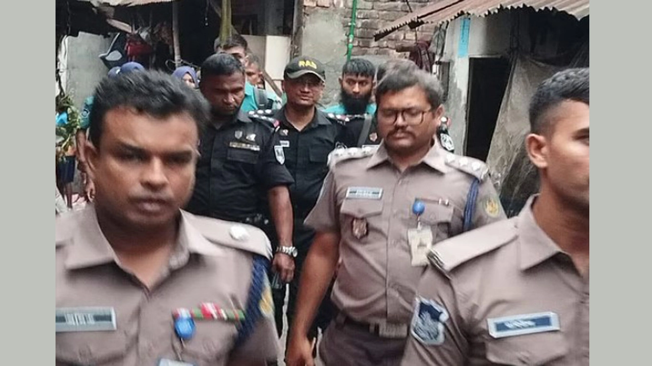 খুলনায় যৌথ অভিযানে ‘বি–কোম্পানি’র সহযোগীসহ ৩৩ জন গ্রেপ্তার