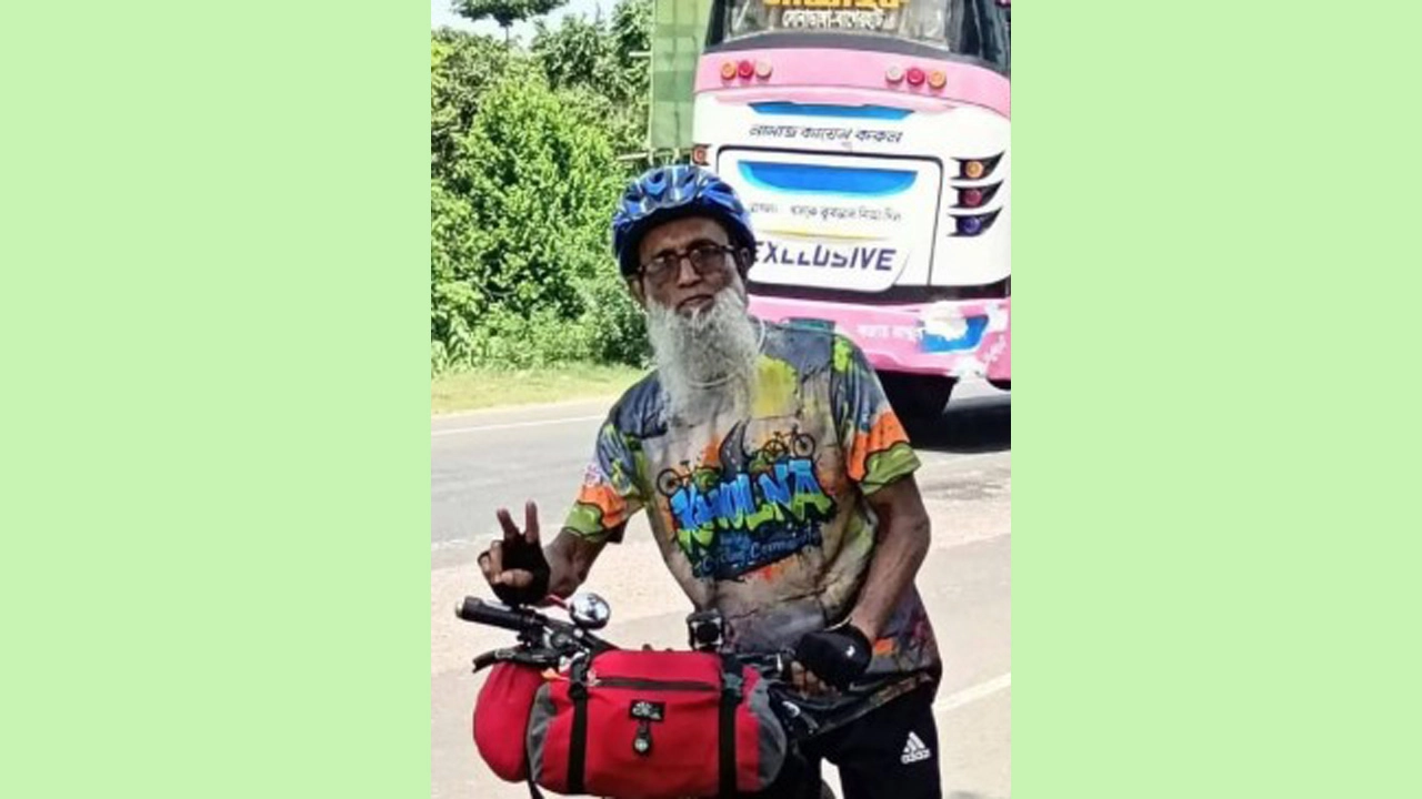 ৬৪ বছর বয়সে সাইকেলে কুয়াকাটা ভ্রমণ চিরকুমার শাহজাহানের