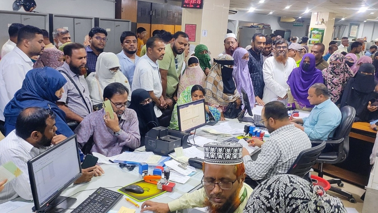 কুমিল্লায় ইসলামী ব্যাংকে টাকা তোলার হিড়িক