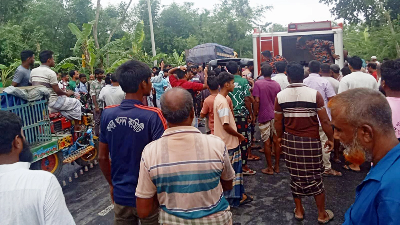 মোহনপুরে মাহিন্দ্রা ও ট্রাকের মুখোমুখি সংঘর্ষে নিহত ২, আহত ৩