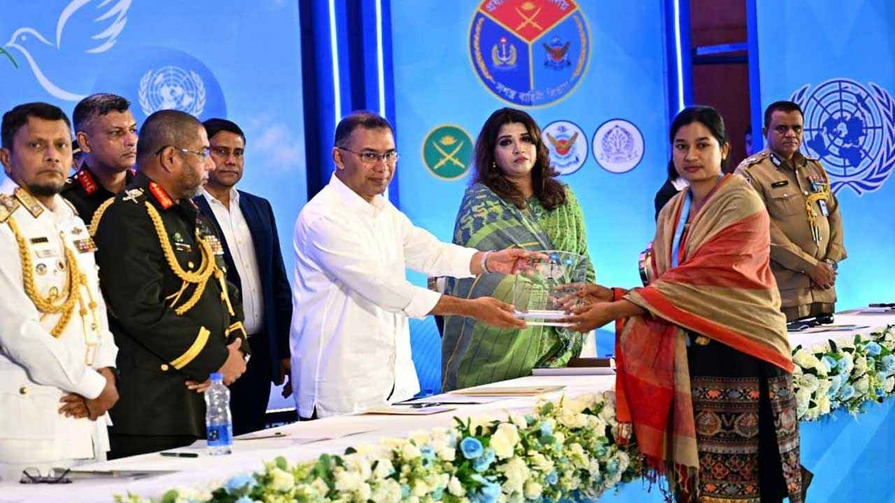 সুদানে শাহাদাতবরণকারী ৬ সেনাসদস্যের স্ত্রীর হাতে বিশেষ সম্মাননা ও স্মারক তুলে দেন প্রধানমন্ত্রী।