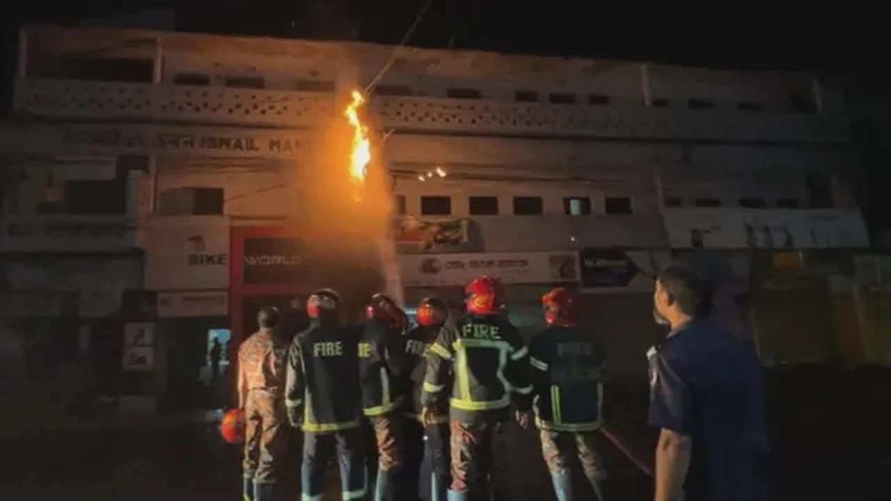 যশোরের গাড়িখানায় বৈদ্যুতিক খুঁটিতে আগুন, বিচ্ছিন্ন ইন্টারনেট সংযোগ