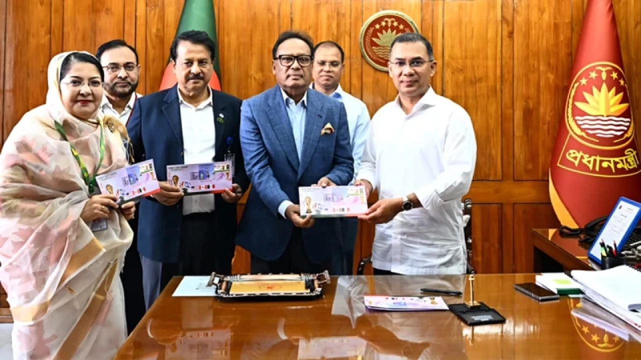 ১০ টাকার স্মারক ডাকটিকিট উন্মোচন করলেন প্রধানমন্ত্রী তারেক রহমান