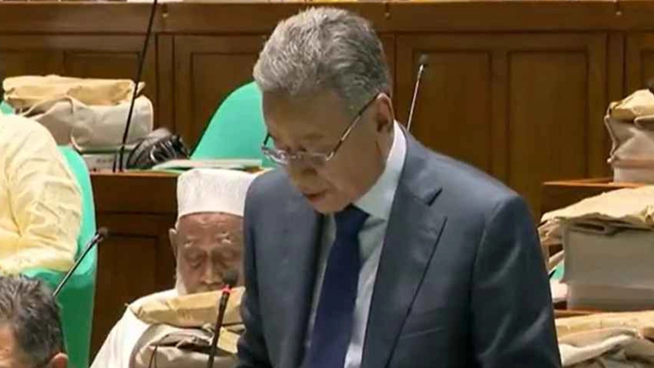 বাজেট উপস্থাপন করেছেন আমির খসরু