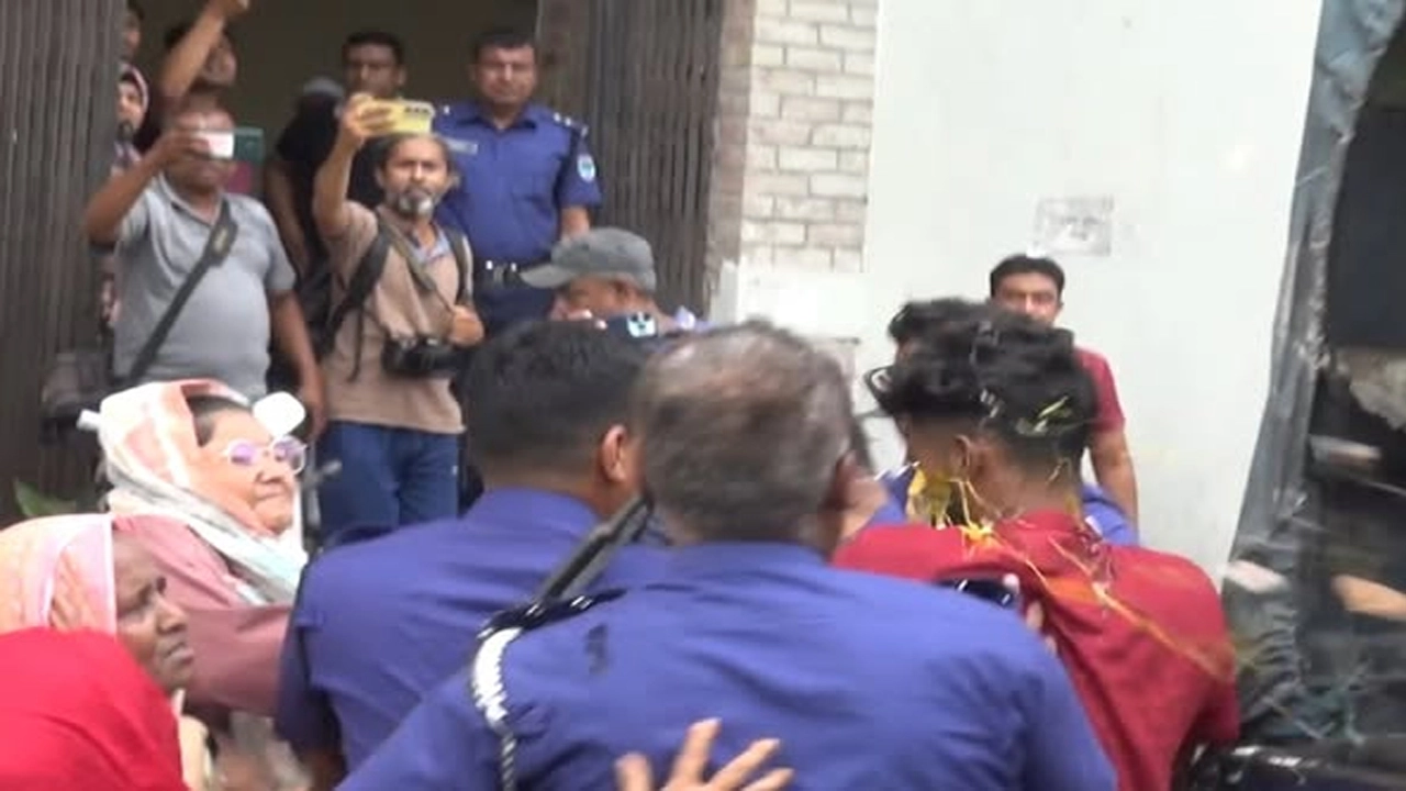 যশোরে স্ত্রী হত্যা মামলার আসামি সুজনকে আদালতে ডিম নিক্ষেপ