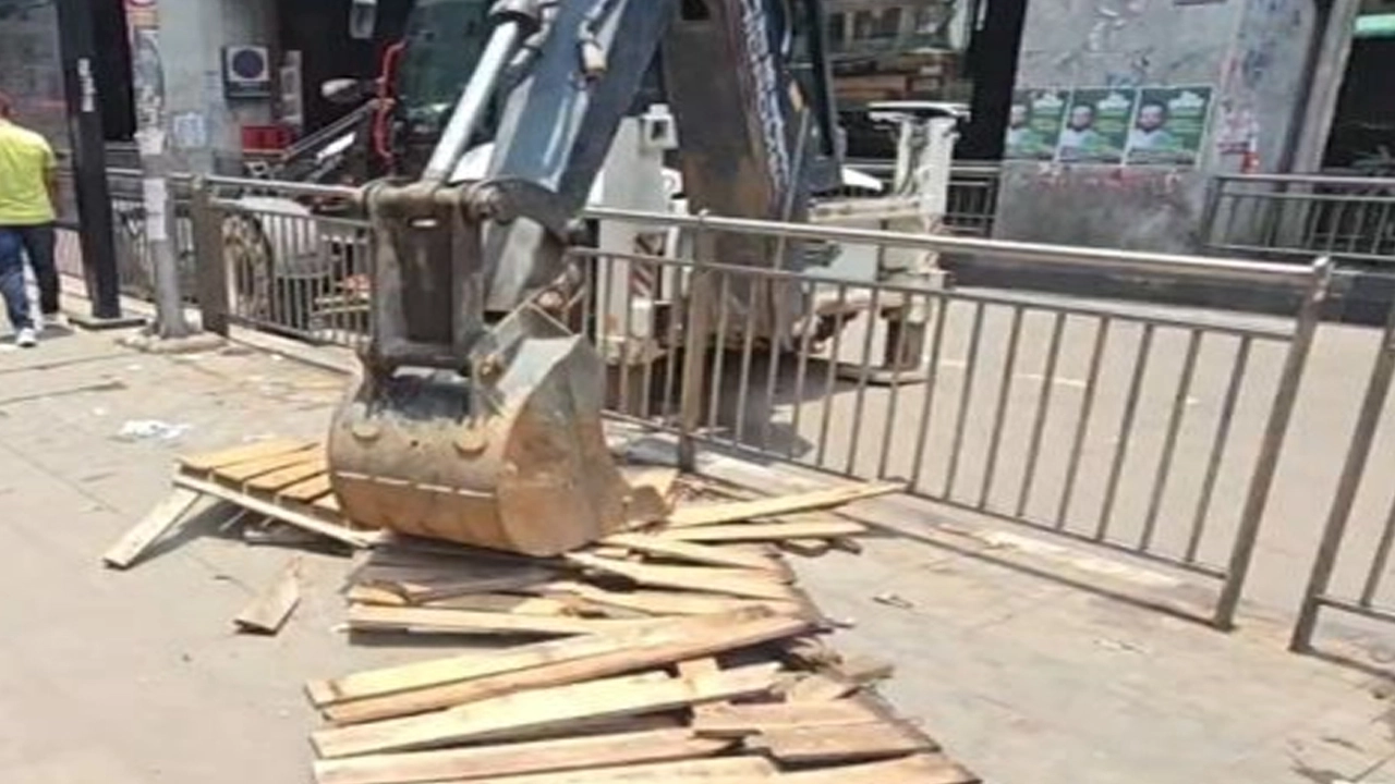 কারওয়ান বাজার মেট্রো স্টেশন এলাকায় উচ্ছেদ অভিযান