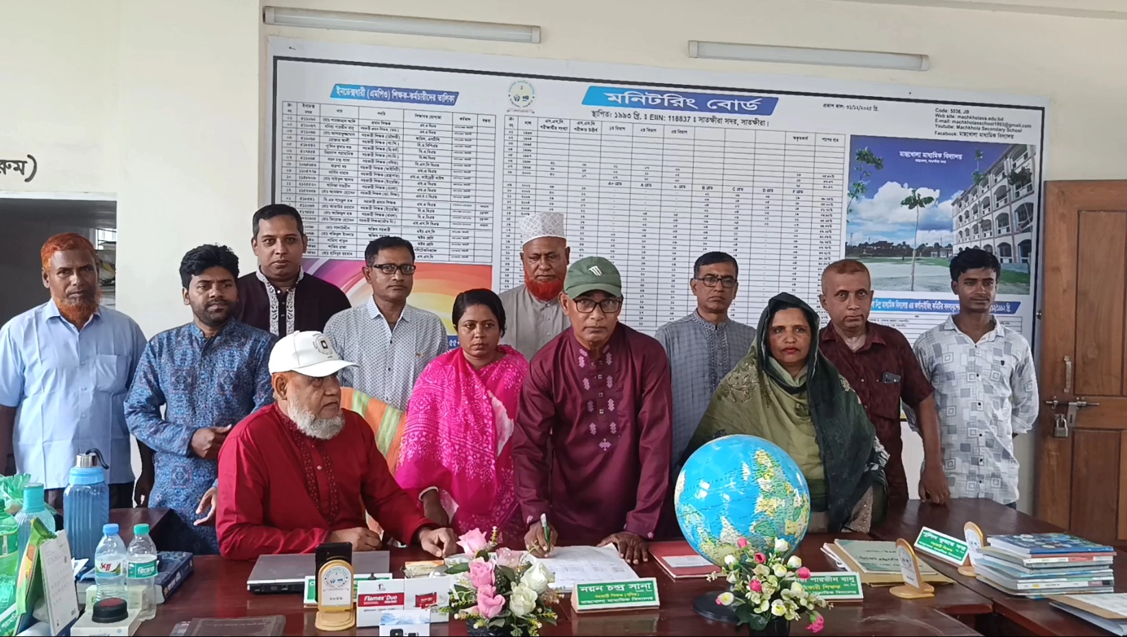 অশ্রুসিক্ত নয়নে শিক্ষক নয়ন চন্দ্র সানাকে বিদায় জানাল মাছখোলা মাধ্যমিক বিদ্যালয়