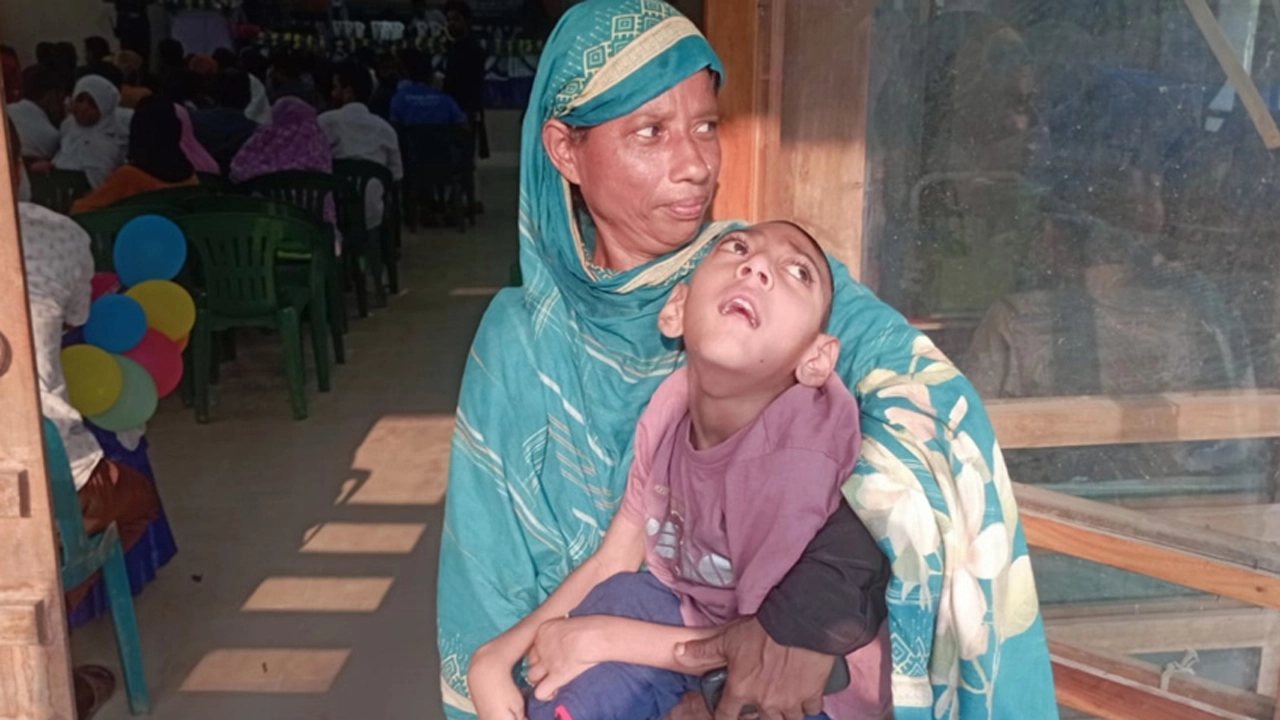 ঘোড়াঘাটে কোলবন্দী আয়াতের পৃথিবী দেখার স্বপ্ন