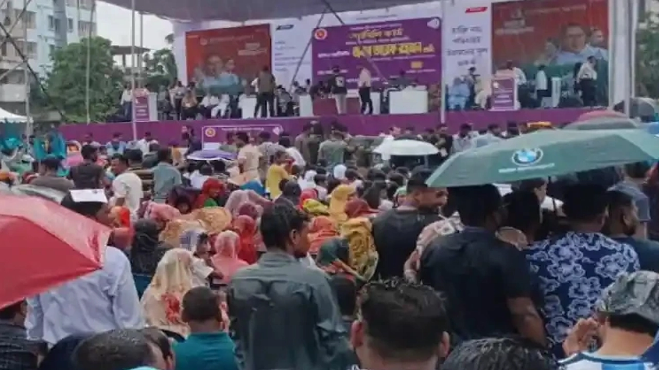 বৃষ্টি উপেক্ষা করে প্রধানমন্ত্রীর অনুষ্ঠানে মানুষের ঢল