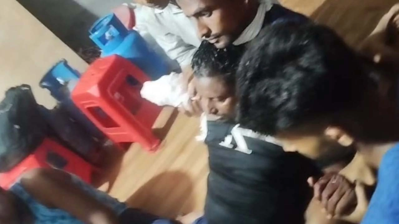 মোংলা ইপিজেডে মেশিন দুর্ঘটনায় শ্রমিকের হাত বিচ্ছিন্ন, চিকিৎসায় অবহেলার অভিযোগ