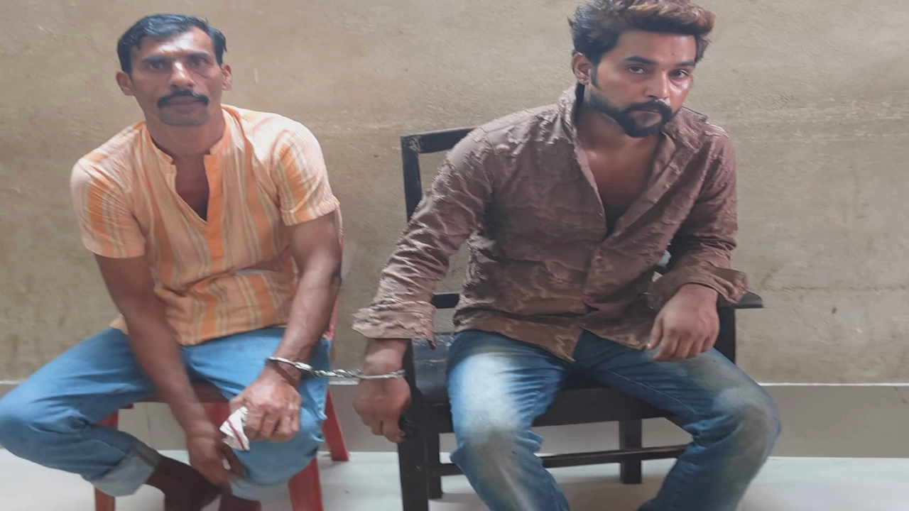 যশোর আদালতে প্রিজন ভ্যানে মাদক ছুড়ে দিতে গিয়ে দুইজন আটক
