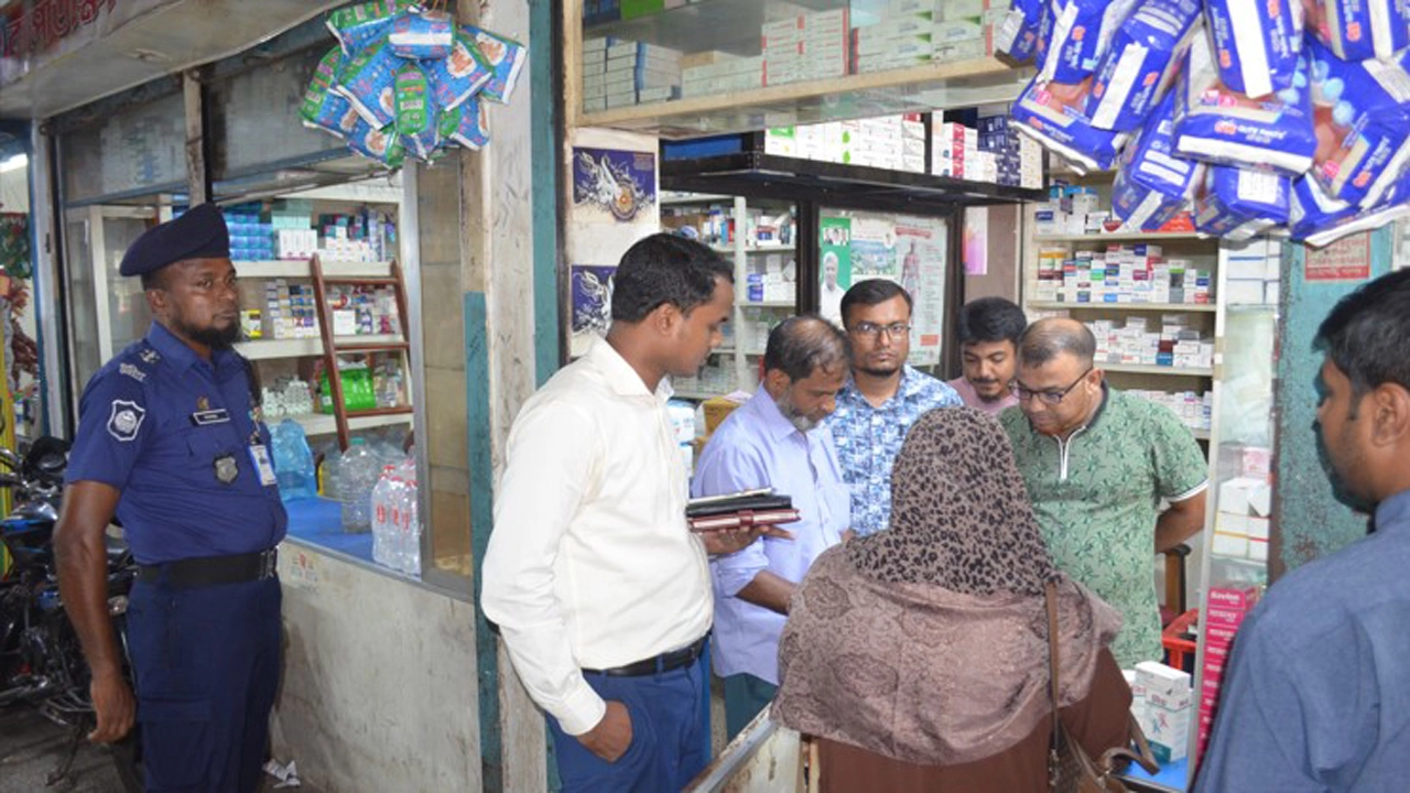 যশোরে মেয়াদোত্তীর্ণ ওষুধ রাখার  দায়ে দুই ফার্মেসিকে জরিমানা