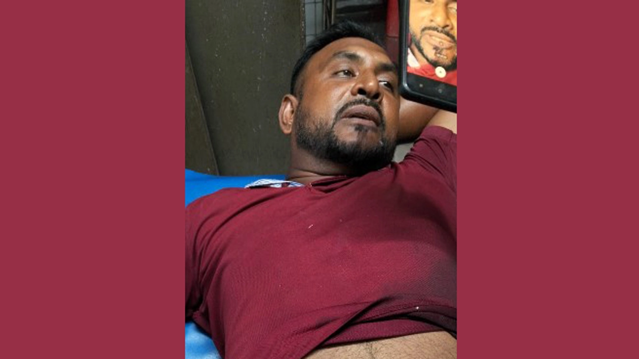যশোরে ২ লাখ টাকা ছিনিয়ে নিতে ব্যবসায়ীকে ছুরিকাঘাত