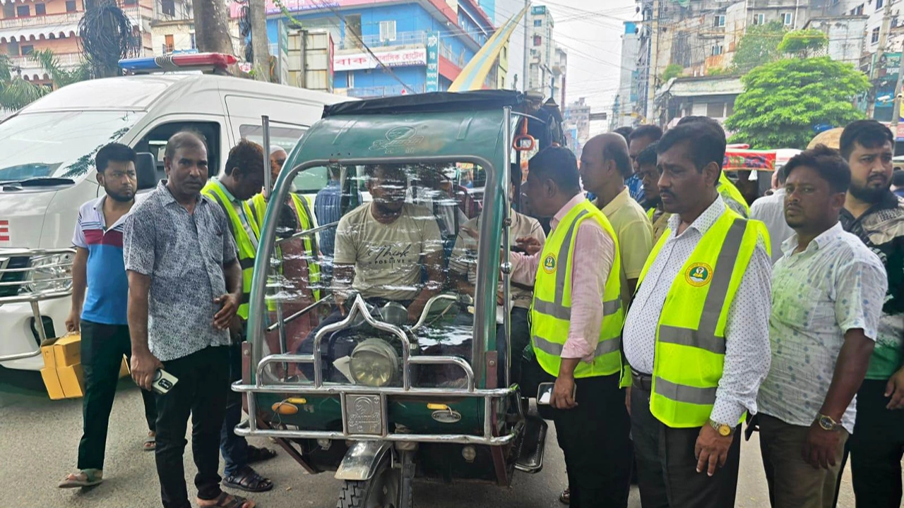 নগরীতে অটোরিকশার ভাড়া তদারকিতে মাঠে রাসিকের রাজস্ব বিভাগ