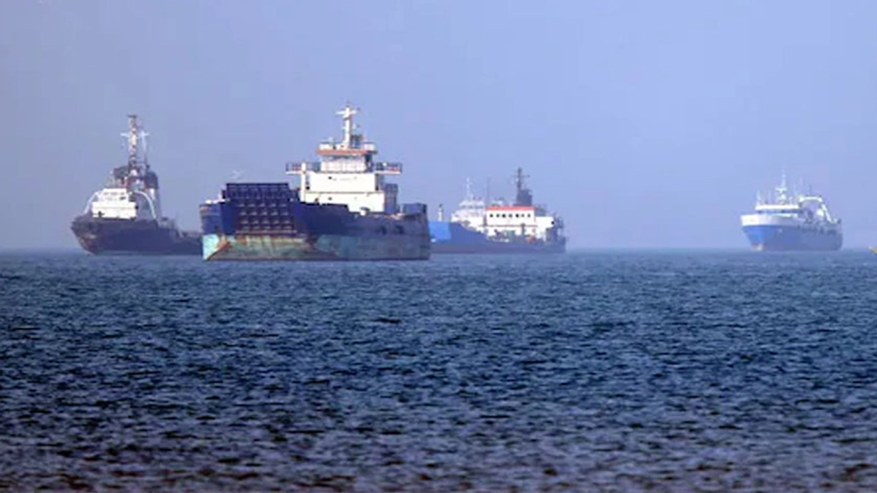 হরমুজ প্রণালি দিয়ে ইরানি বাণিজ্যিক জাহাজের চলাচল শুরু