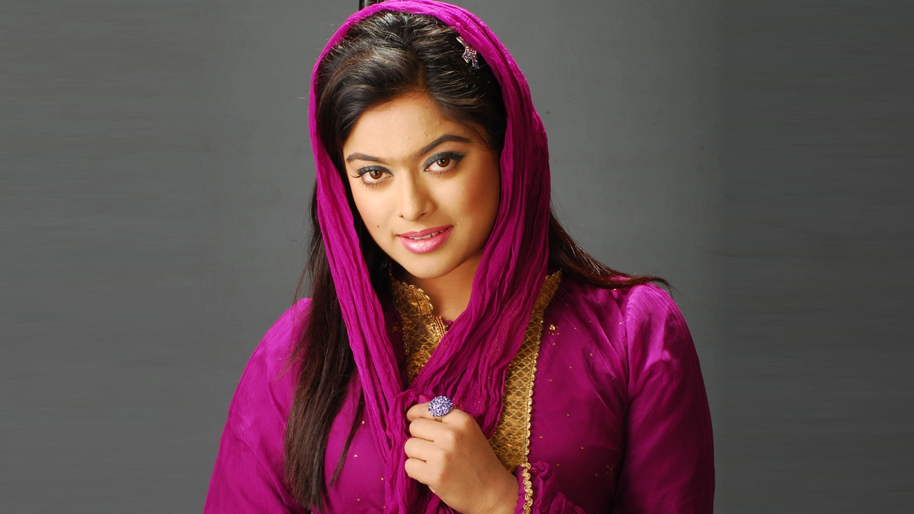 আলো থেকে হঠাৎ আড়ালে চলে গেলেন সাহারা