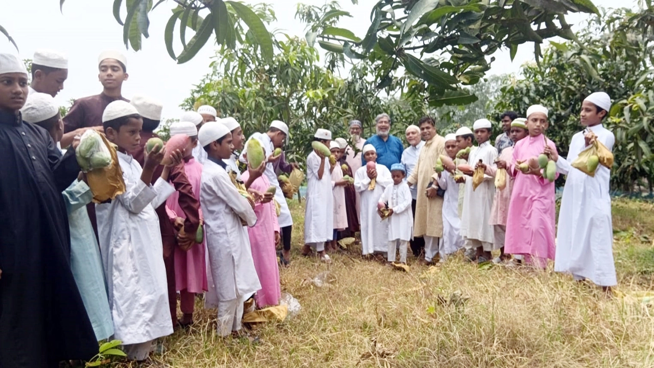 রাণীনগরে এতিম শিশুদের জন্য উন্মোক্ত করা হলো দালানবাড়ী ফলবাগান