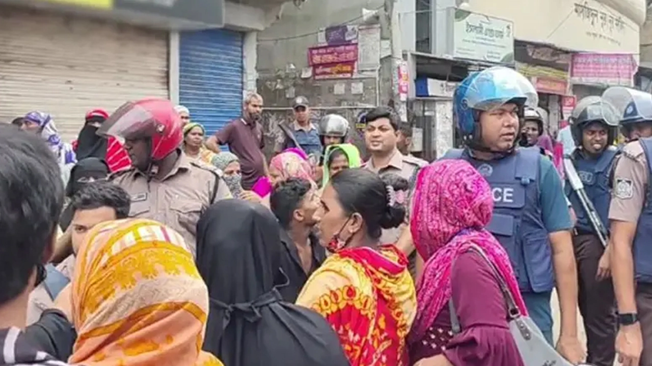 কচুক্ষেতে গার্মেন্টস শ্রমিকদের সঙ্গে পুলিশের ধাওয়া পাল্টা ধাওয়া
