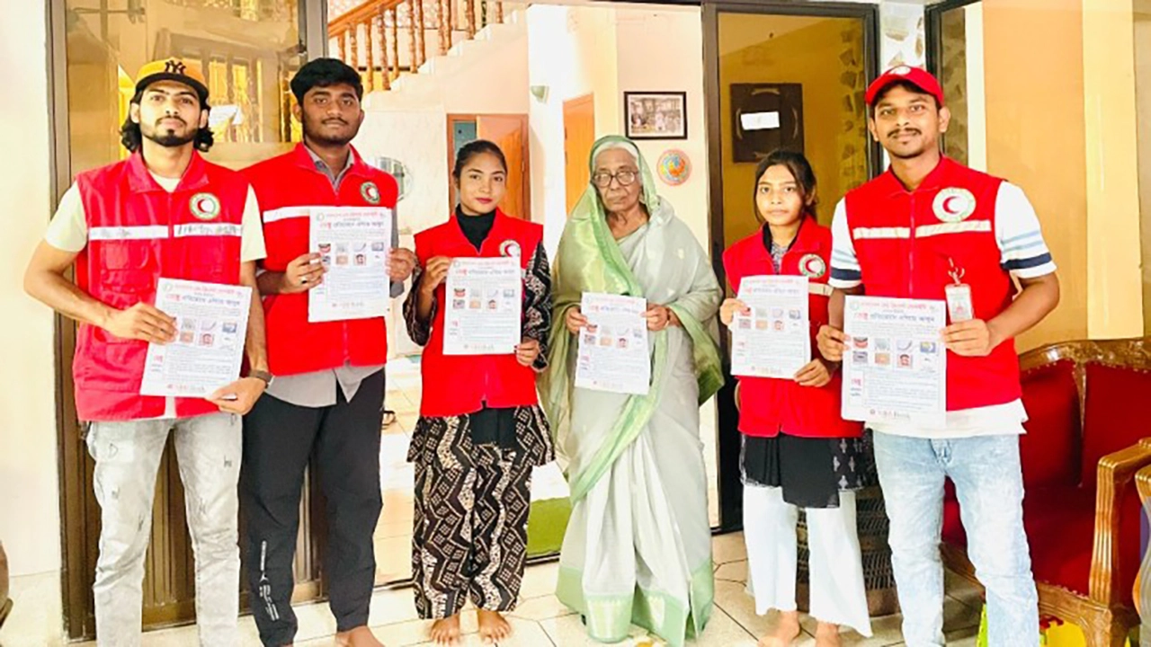 ডেঙ্গু সচেতনতায় মাঠে রেড ক্রিসেন্ট
