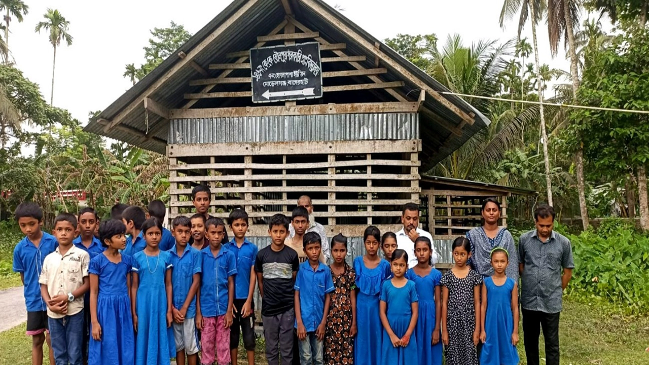 মোরেলগঞ্জে ৩ বছর ধরে অস্থায়ী শ্রেণিকক্ষে পাঠদান