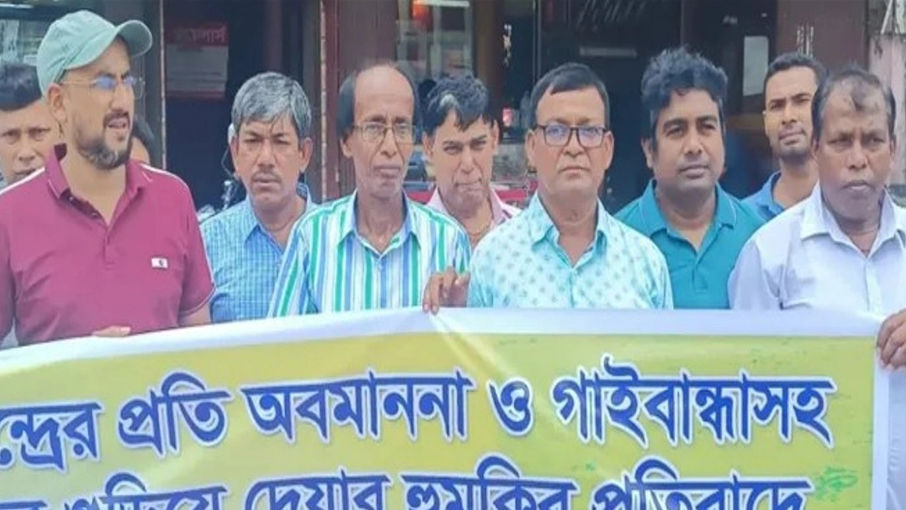 ঝিকরগাছায় পূজা উদযাপন পরিষদের উদ্যোগে মানববন্ধন