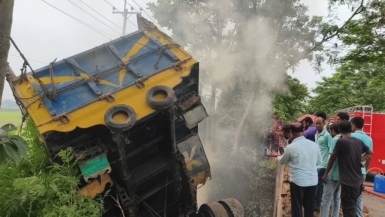 কুষ্টিয়ায় পাথরবোঝাই ট্রাক উল্টে চালক ও সহকারী নিহত