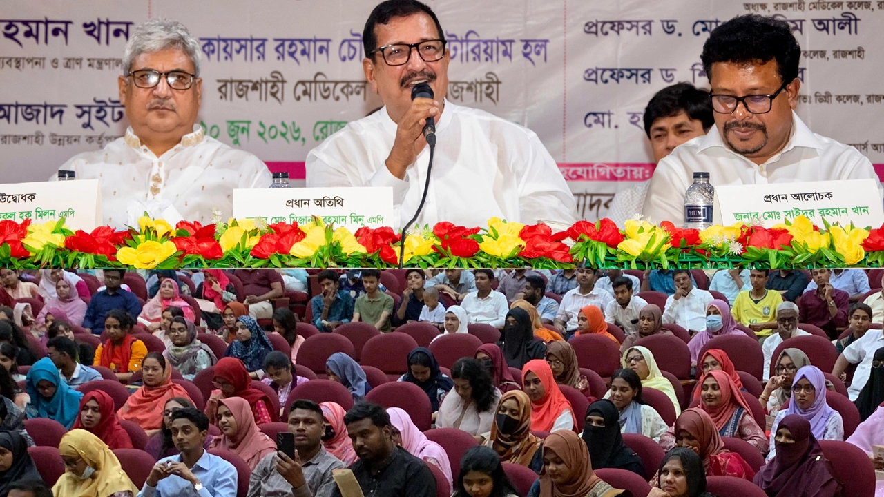 রাজশাহীতে শিক্ষার্থীদের সংবর্ধনা: মেধাবীদের বিশ্বমঞ্চে নেতৃত্বের আহ্বান ভূমিমন্ত্রীর