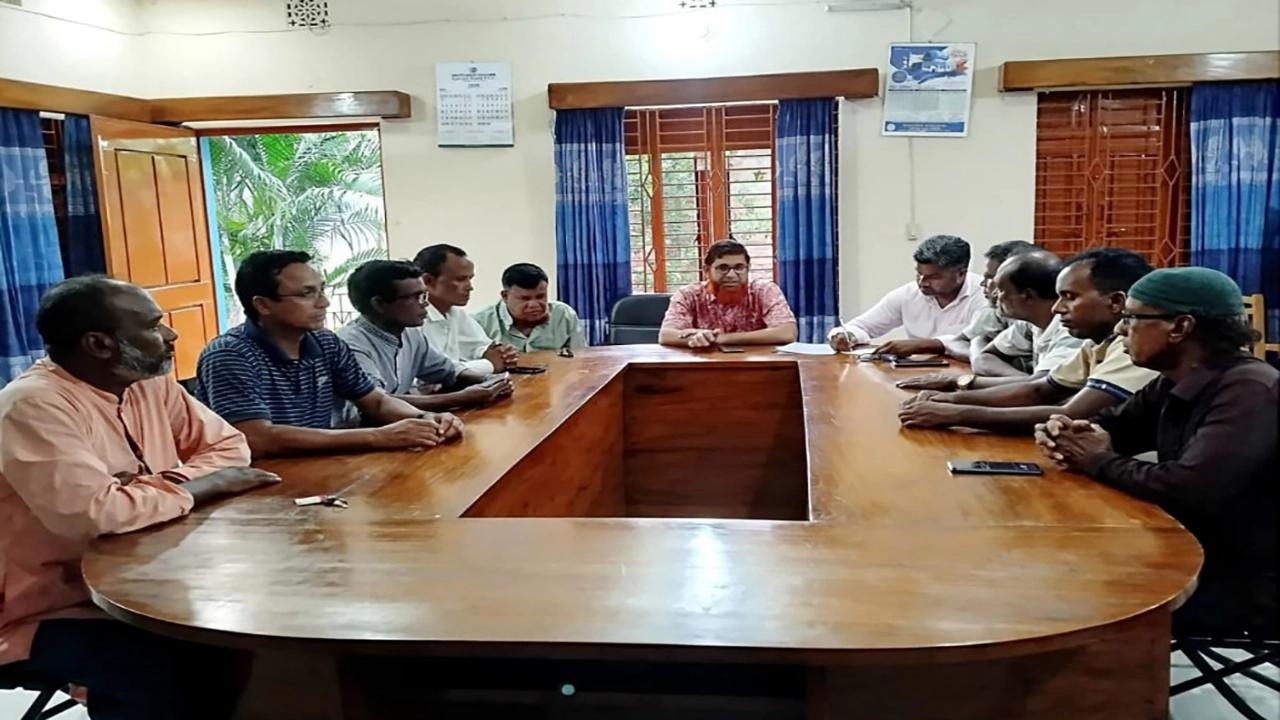 সাদুল্লাপুরে দুই সাংবাদিককে হেনস্তা: প্রেসক্লাবের জরুরি সভা