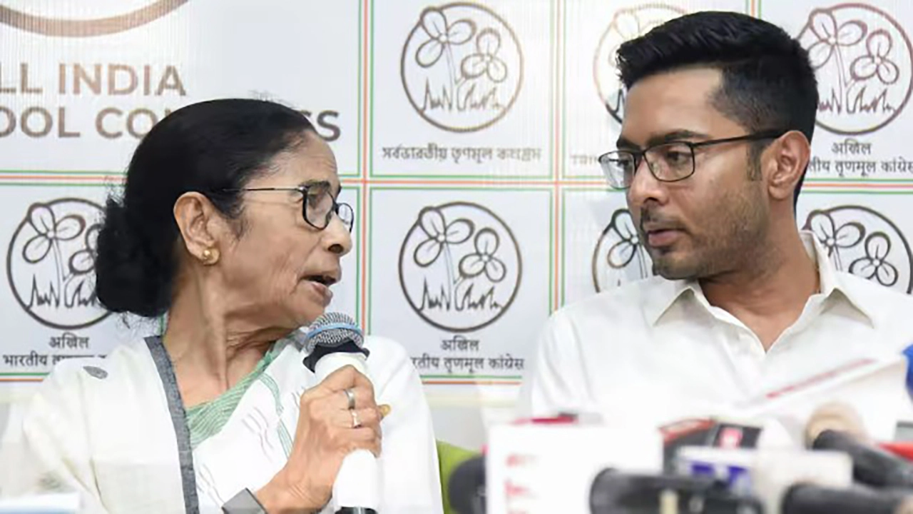 পশ্চিমবঙ্গের রাজনীতিতে বিস্ফোরণ: তৃণমূল থেকে মমতাকে উৎখাত, বরখাস্ত অভিষেকও