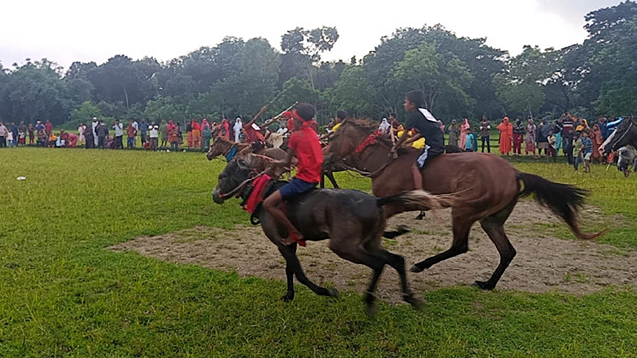সাতক্ষীরায় ঐতিহ্যবাহী ঘোড়দৌড় প্রতিযোগিতা