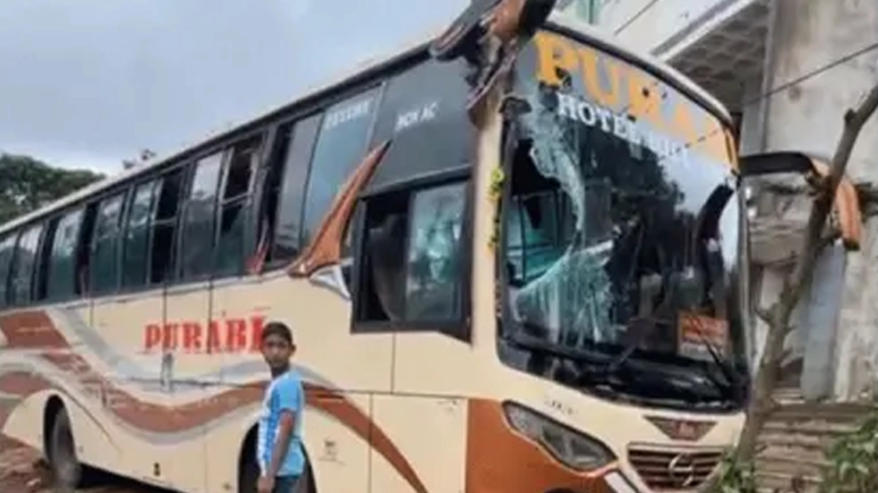 লোহাগাড়ায় বাস দুর্ঘটনায় কলেজছাত্রী নিহত