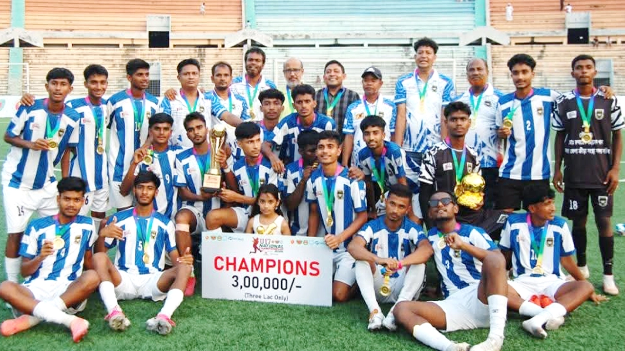 জাতীয় অনূর্ধ্ব-১৭ ফুটবল চ্যাম্পিয়নশিপে মাগুরা জেলা ফুটবল একাদশ চ্যাম্পিয়ন। ছবি: এস আর এ হান্নান