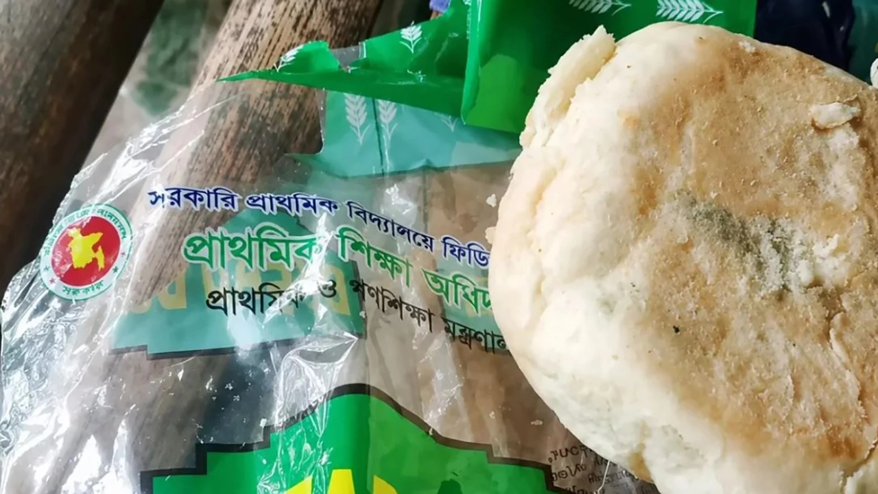 বেড়ায় শিক্ষার্থীদের ছত্রাকযুক্ত পাউরুটি বিতরণের অভিযোগ
