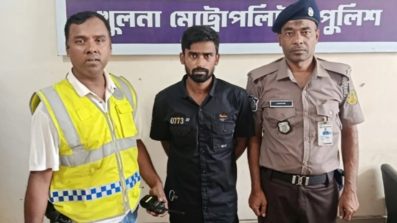 খুলনায় সন্ত্রাসী পারভেজ গ্রেপ্তার