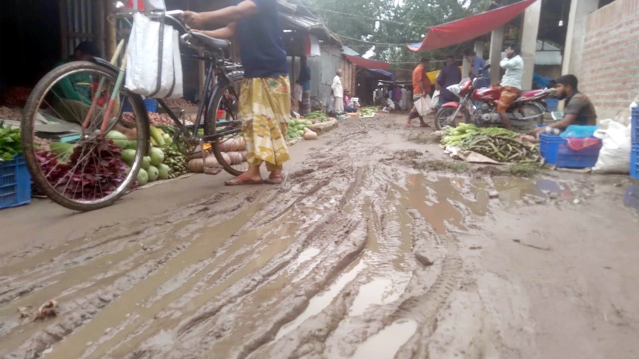 জলাবদ্ধতায় বিপর্যস্ত বদরগঞ্জের নাগেরহাট বন্দর
