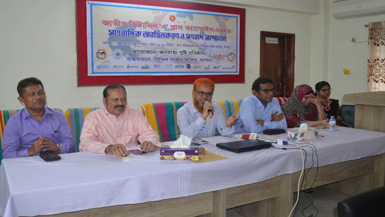 জাতীয় ভিটামিন ‘এ’ প্লাস ক্যাম্পেইন উপলক্ষে সাংবাদিকদের অবহিত করছেন যশোরের সিভিল সার্জন ডা. মাসুদ রানা। ছবি: গ্রামের কাগজ