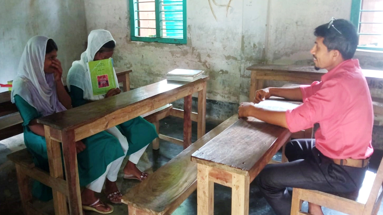 মাগুরার মহম্মদপুরের গোপালনগর নিম্ন মাধ্যমিক বিদ্যালয়ে মাত্র দুই জন শিক্ষার্থী নিয়ে ক্লাশ নিচ্ছেন শিক্ষক। ছবি: এস আর এ হান্নান