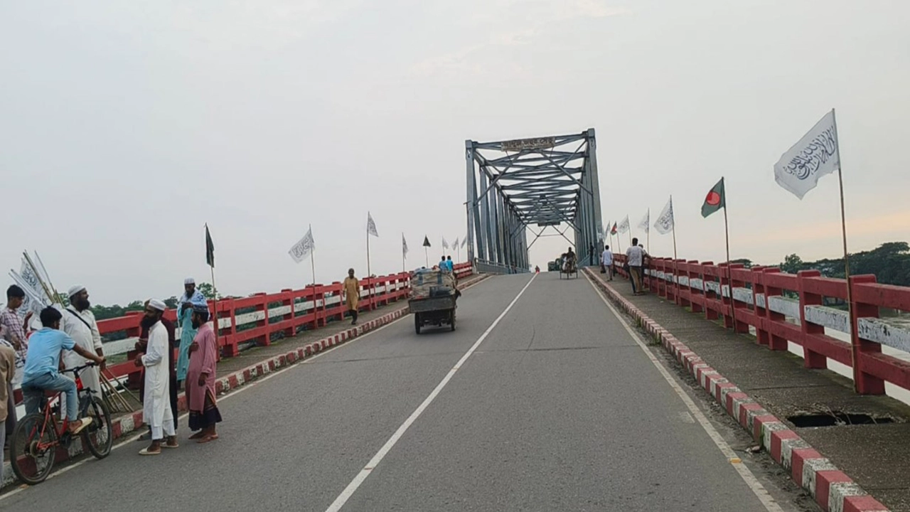 সুনামগঞ্জের আব্দুজ জহুর ব্রিজে স্থাপন করা হলো কালিমার পতাকা