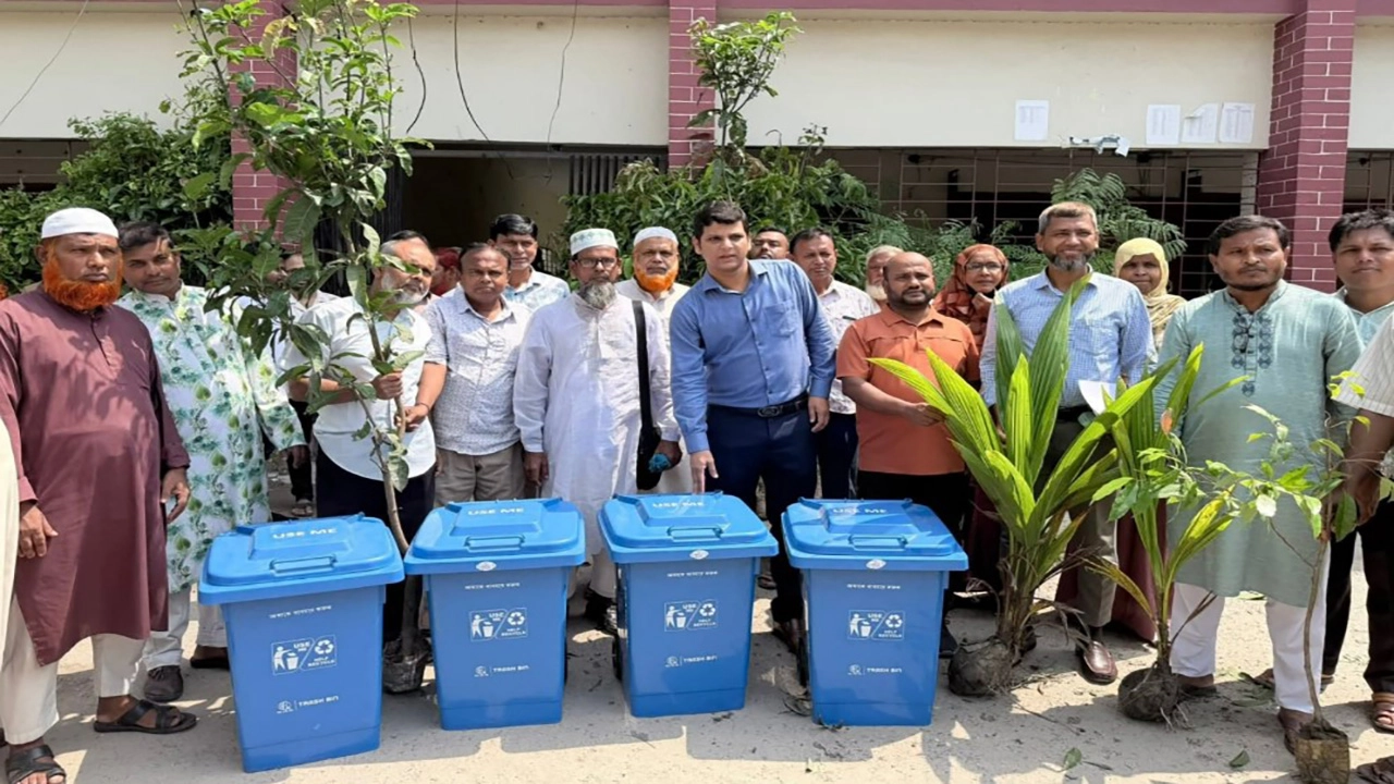 শালিখায় ৫০টি বিদ্যালয়ে ডাস্টবিন ও গাছের চারা বিতরণ